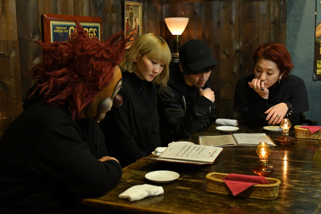 レストランで注文をするSEKAI NO OWARI。 (c)TBS