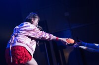 ラグビーボールを手渡す南端まいな。