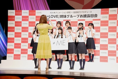 会見の壇上に立つ≠MEを自らのスマートフォンで撮影する指原莉乃。