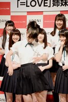 特技の「おばけのマネ」を披露し、ほかのメンバーを笑わせる河口夏音（中央）。