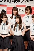 特技の「くっきーさんの顔マネ」を冨田菜々風（前列中央）が披露すると、指原莉乃から「あまり（写真を）使わないでください！」という制止が飛んだ。