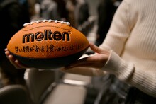 南端まいなのメッセージが入ったラグビーボール。