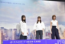 壇上でCMのワンシーンを再現する欅坂46。