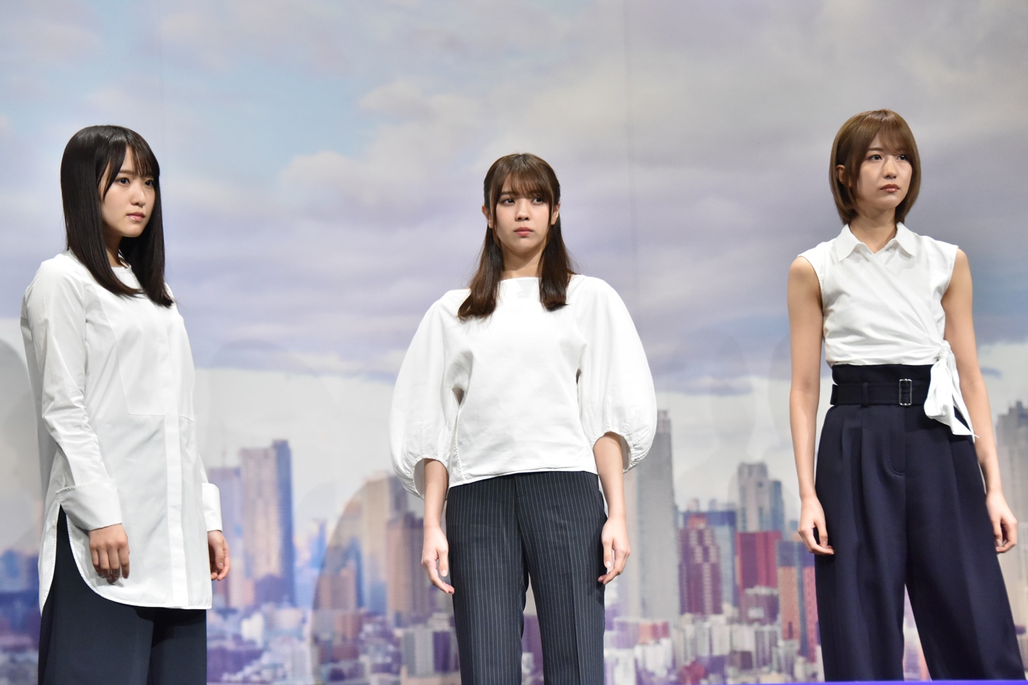 壇上でCMのワンシーンを再現する欅坂46。