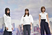 壇上でCMのワンシーンを再現する欅坂46。