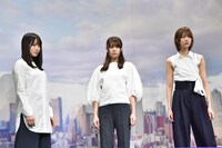 壇上でCMのワンシーンを再現する欅坂46。