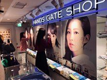 パネルに書き込む咲良菜緒、大黒柚姫。