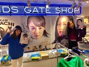 「TEAM SHACHI POP UP SHOP」に来店した咲良菜緒、大黒柚姫。