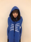 オリジナルパーカ 5COLORを着た咲良菜緒。