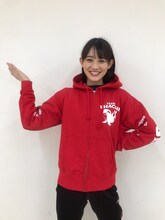 オリジナルパーカ 5COLORを着た秋本帆華。