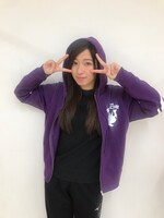 オリジナルパーカ 5COLORを着た大黒柚姫。