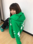 オリジナルパーカ 5COLORを着た坂本遥奈。