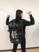 TEAM BAGを背負った秋本帆華。