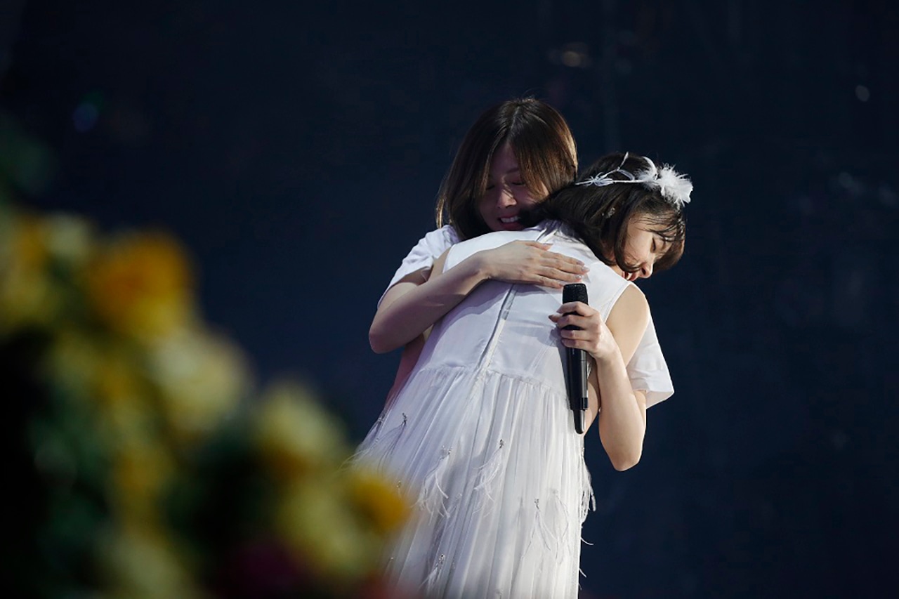 抱き合う西野七瀬と白石麻衣。（写真提供：ソニー・ミュージックレーベルズ）