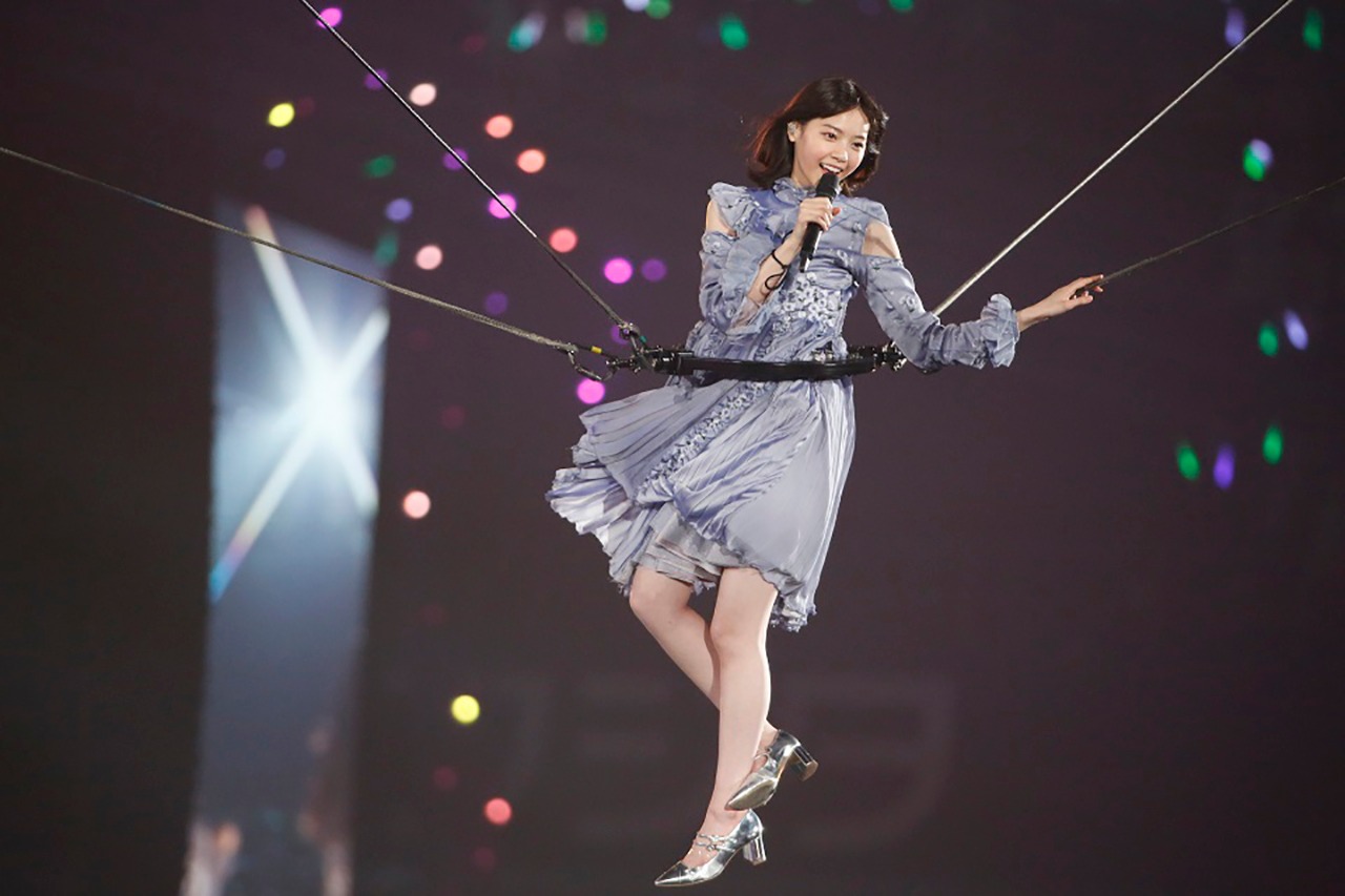 宙を舞う西野七瀬。（写真提供：ソニー・ミュージックレーベルズ）