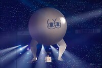 どいやさんの気球に乗る西野七瀬。（写真提供：ソニー・ミュージックレーベルズ）