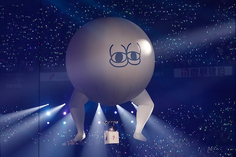 どいやさんの気球に乗る西野七瀬。（写真提供：ソニー・ミュージックレーベルズ）