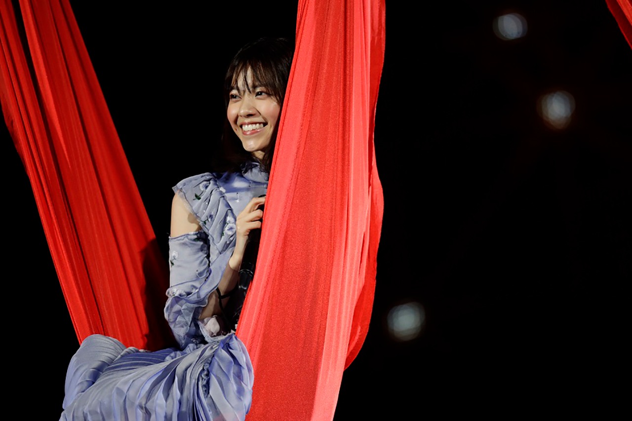 宙を舞う西野七瀬。（写真提供：ソニー・ミュージックレーベルズ）