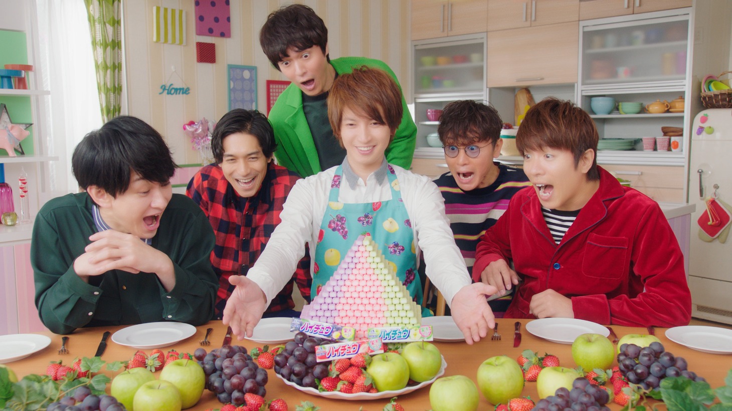 関ジャニ∞が出演する「ハイチュウ」新CMのワンシーン。