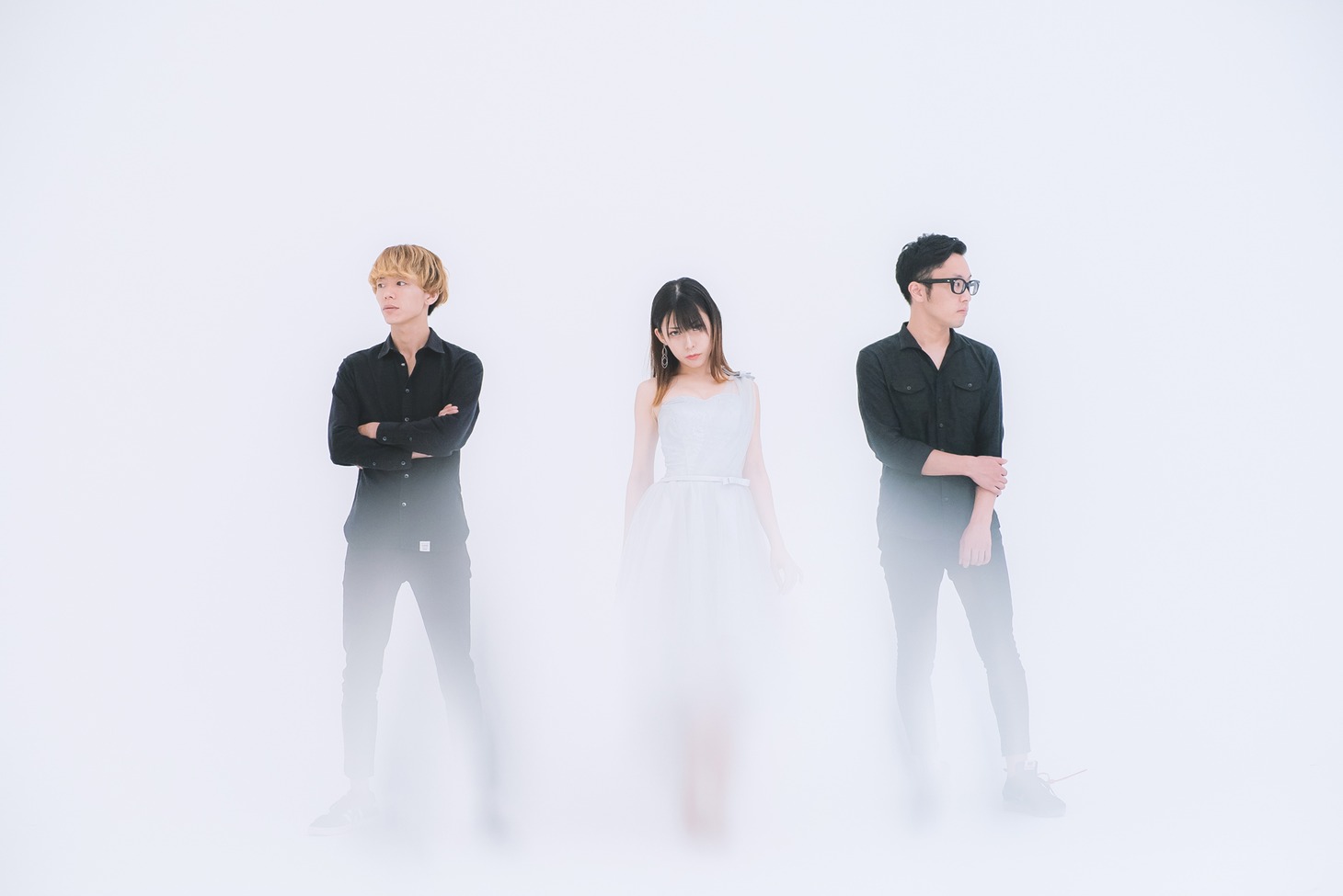 カミツキ。左からキャシー（B）、MiZUKi（Vo）、SHU→TA（Dr）。