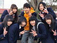 板垣瑞生（M!LK / 上段中央）と私立恵比寿中学。(c)ABCテレビ