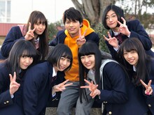 板垣瑞生（M!LK / 上段中央）と私立恵比寿中学。(c)ABCテレビ