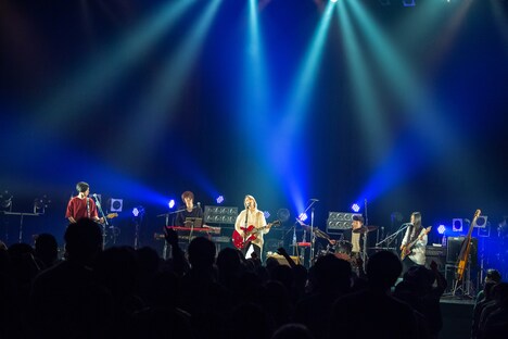 「片平里菜 live 2019『fragment live darling & honey』day2 honey」の様子。（撮影：ヤオタケシ）