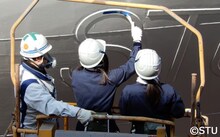 STU48号の塗装に挑戦する藤原あずさと矢野帆夏。