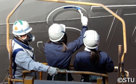 STU48号の塗装に挑戦する藤原あずさと矢野帆夏。