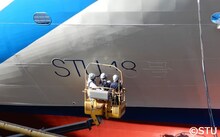 STU48号の塗装に挑戦する藤原あずさと矢野帆夏。