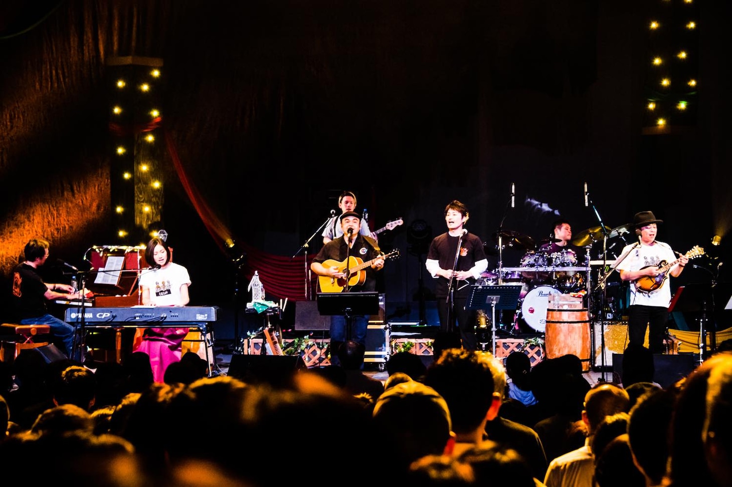 「第23回 BEGINコンサートツアー2019」の様子。（撮影：浜野カズシ）