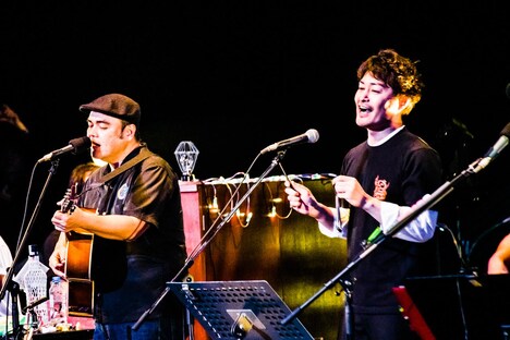 「第23回 BEGINコンサートツアー2019」の様子。左から比嘉栄昇、安田顕。（撮影：浜野カズシ）