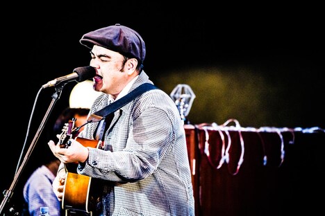 比嘉栄昇（Vo, G）（撮影：浜野カズシ）