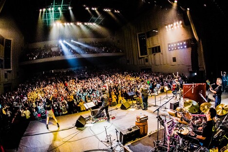 「第23回 BEGINコンサートツアー2019」の様子。（撮影：浜野カズシ）