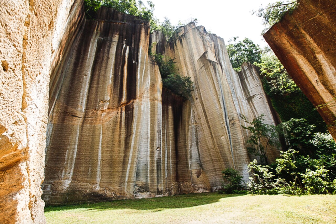 高さ50mの断崖絶壁を背にLicaxxx、mabanua、Seiho、tomadらがライブする祭