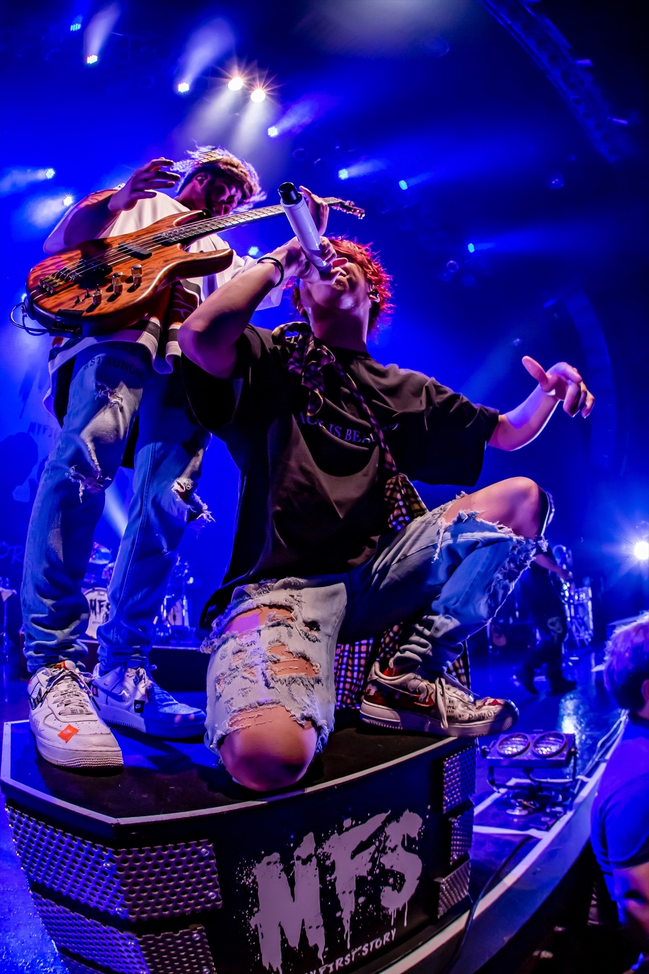 左からTeru（G）、Hiro（Vo）。（Photo by TAKASHI KONUMA）