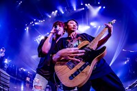 左からHiro（Vo）、Sho（G）。（Photo by TAKASHI KONUMA）