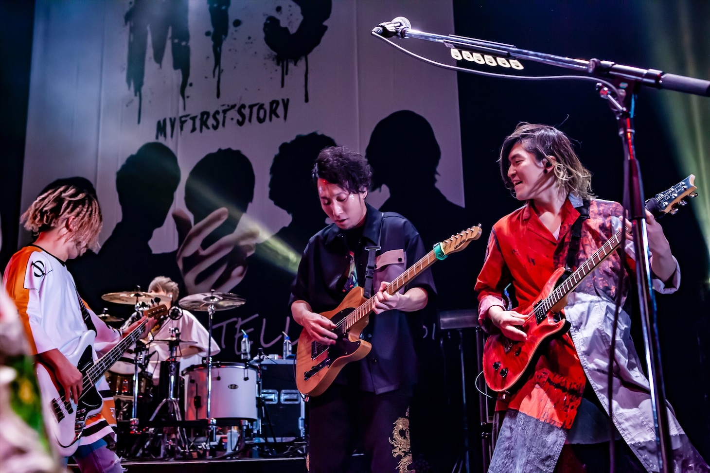 左からNob（B）、Sho（G）、Teru（G）。（Photo by TAKASHI KONUMA）