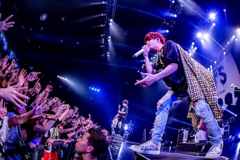 Hiro（Vo）（Photo by TAKASHI KONUMA）