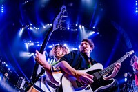 左からNob（B）、Sho（G）。（Photo by TAKASHI KONUMA）