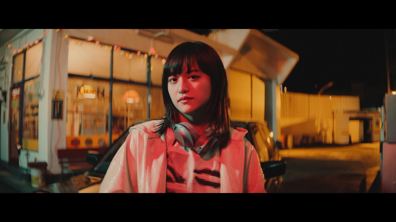 iri×ソニー「ウォークマン」コラボMVはガソリンスタンド舞台の群像劇
