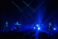 ステージにスタンバイするバンドメンバー。