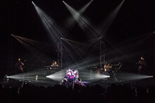 バンドを従えパフォーマンスする東京女子流。