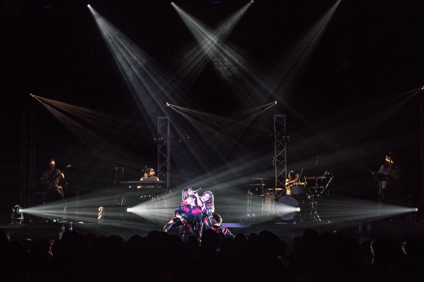 バンドを従えパフォーマンスする東京女子流。