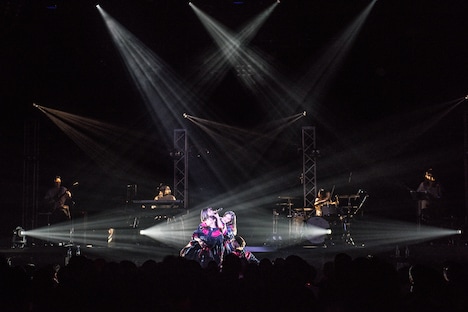 バンドを従えパフォーマンスする東京女子流。