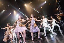 ダンサーと共に新曲「光るよ」を披露する東京女子流。