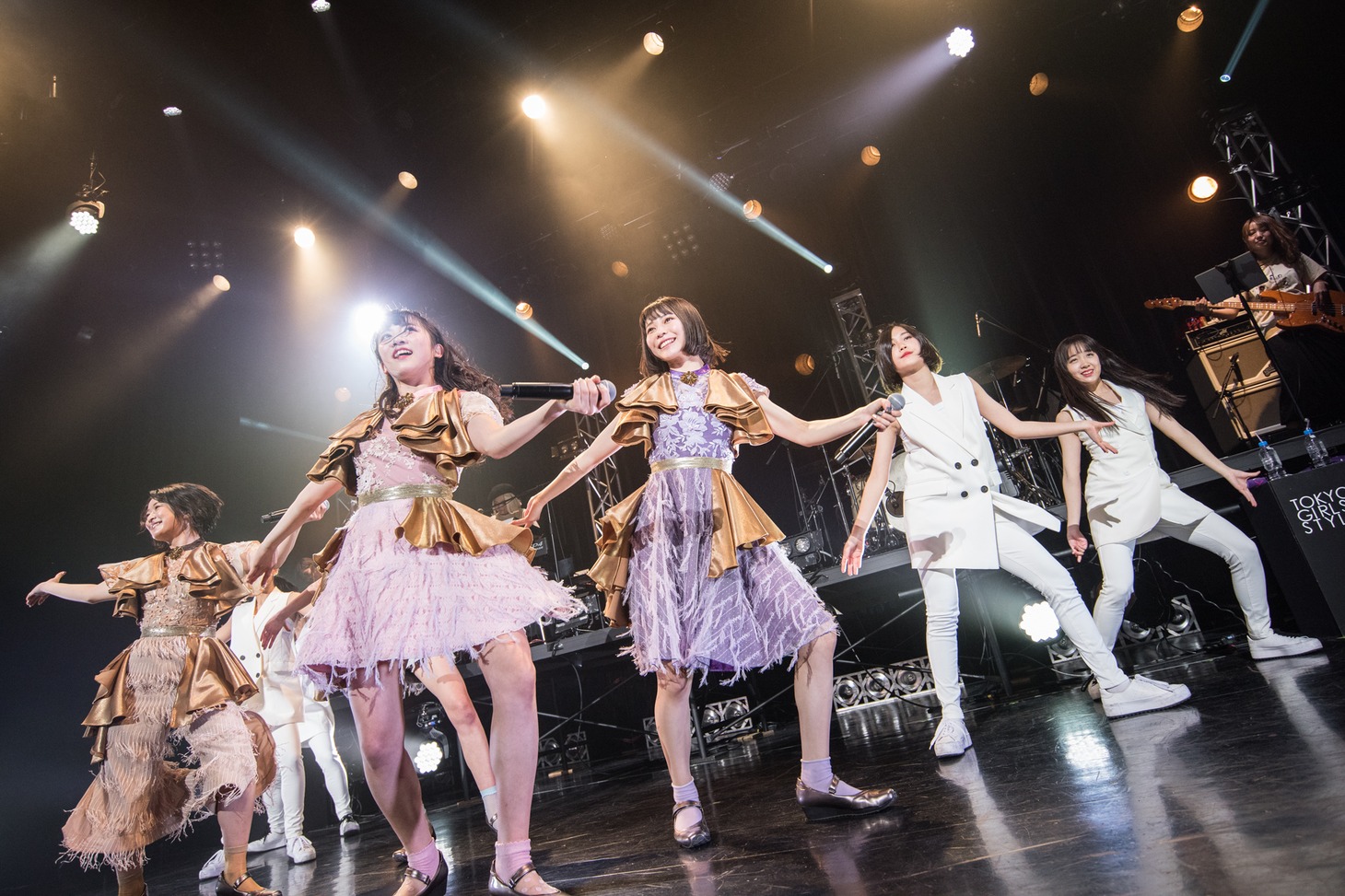 ダンサーと共に新曲「光るよ」を披露する東京女子流。