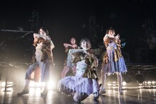 ステージ上で衣装チェンジを披露した東京女子流。