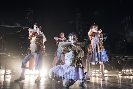 ステージ上で衣装チェンジを披露した東京女子流。