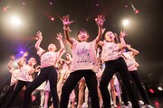 東京女子流と共に踊るキッズダンサーたち。